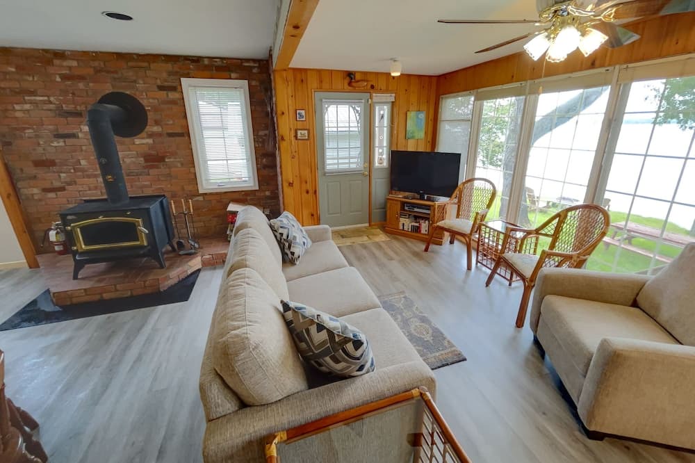 Photo of Livingroom in Rideau Lakes