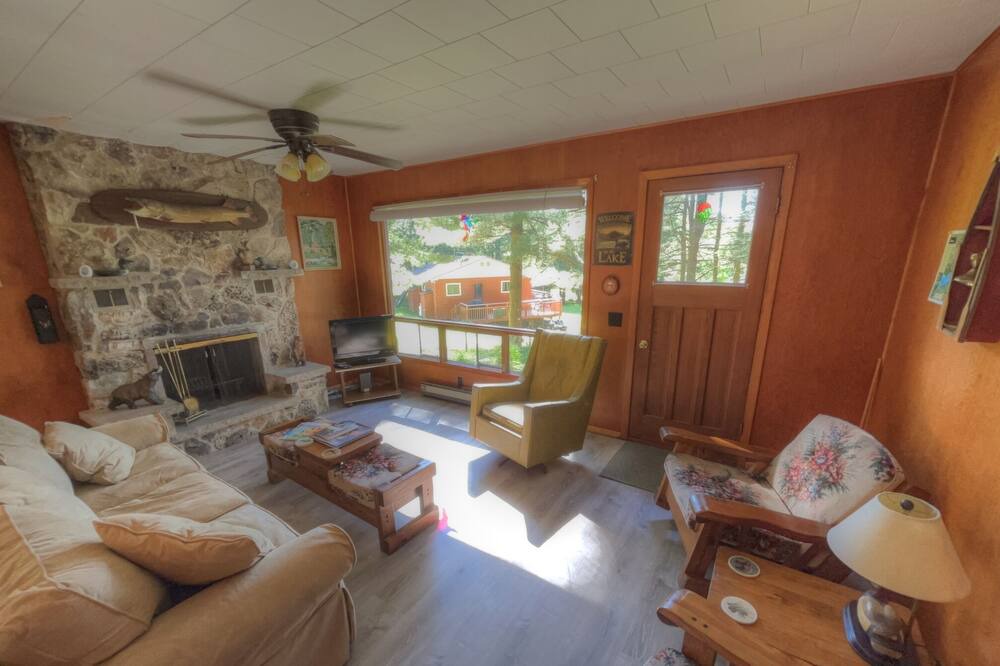 Photo of Livingroom in Rideau Lakes