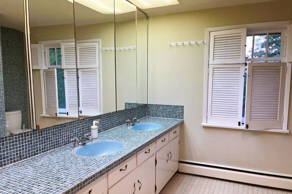 Photo of Bathroom in Kerrisdale