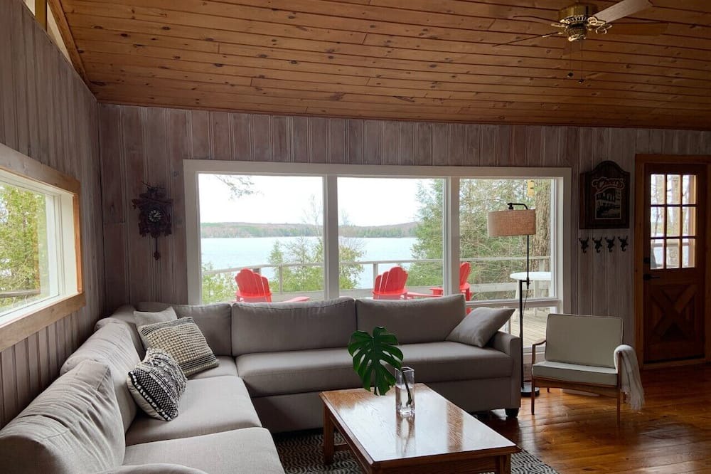 Photo of Livingroom in Chandos Lake