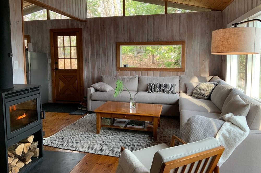 Photo of Livingroom in Chandos Lake