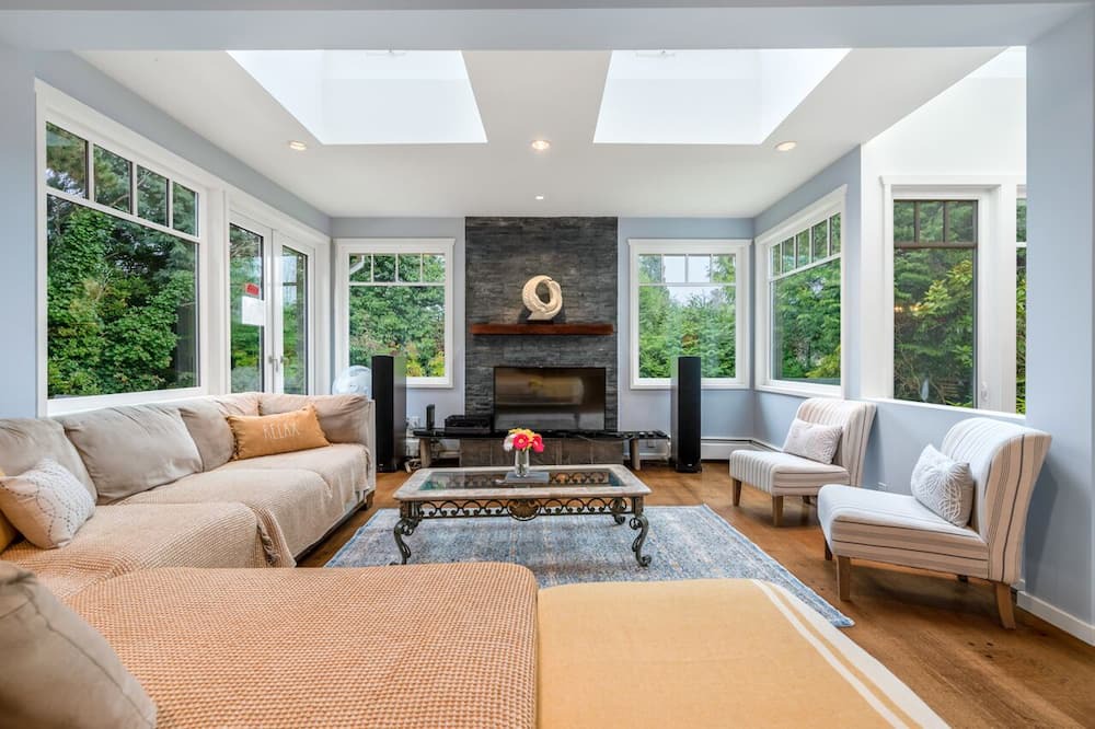 Photo of Livingroom in Kerrisdale