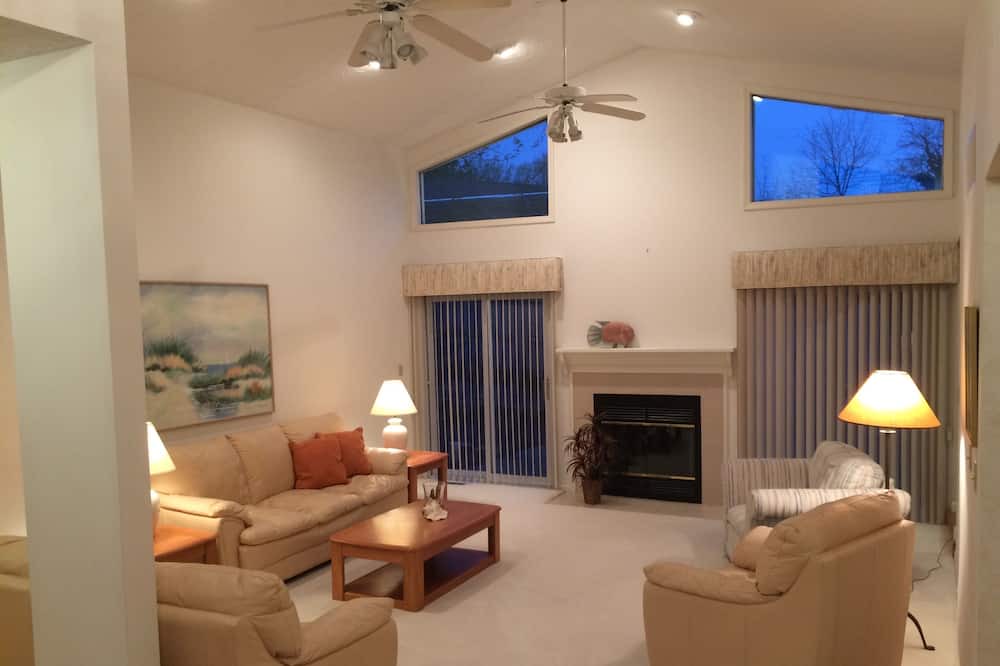 Photo of Livingroom in Huron