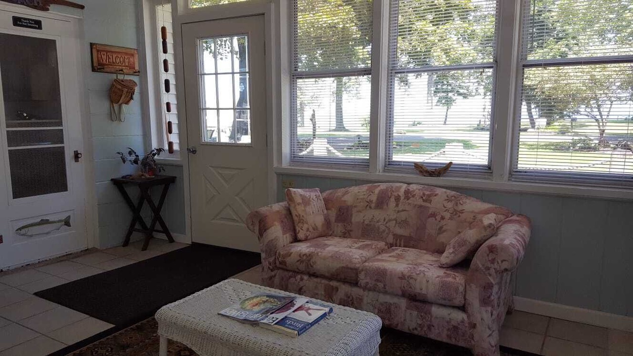 Photo of Livingroom in Madison-on-the-Lake