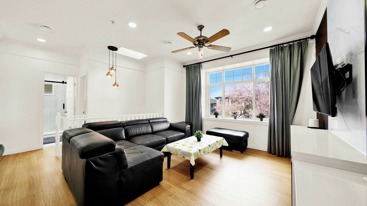 Photo of Livingroom in Renfrew-Collingwood