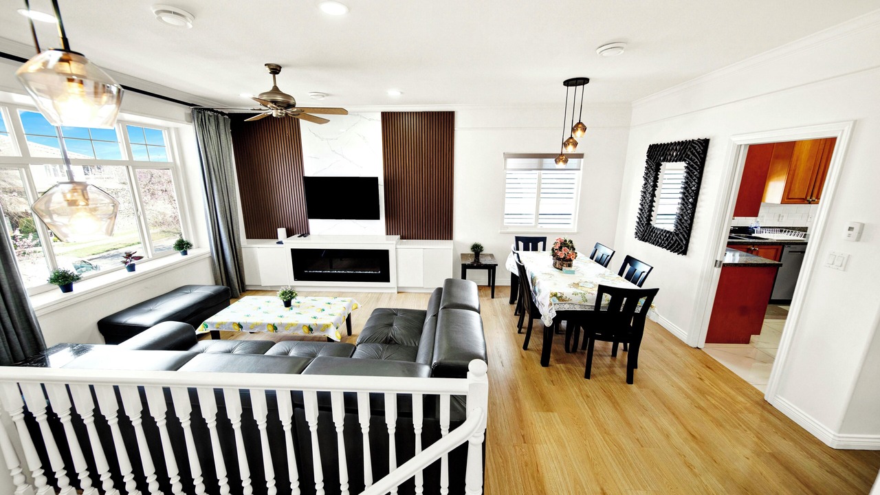 Photo of Livingroom in Renfrew-Collingwood