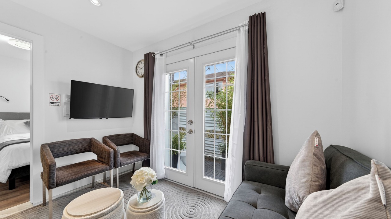 Photo of Livingroom in Renfrew-Collingwood