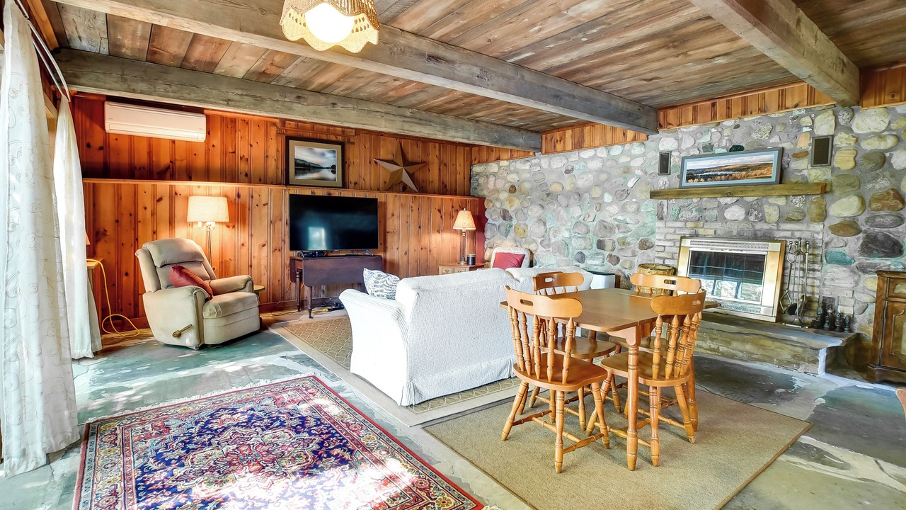 Photo of Bedroom in Scottsburg