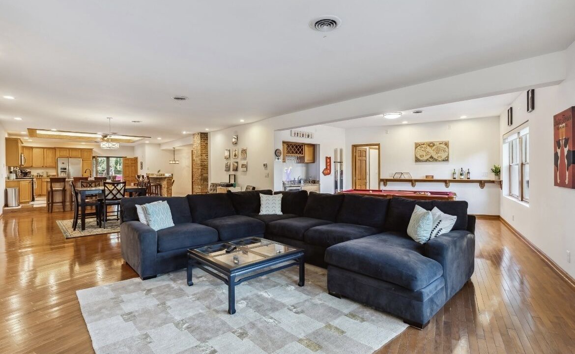 Photo of Livingroom in Detroit - Shoreway