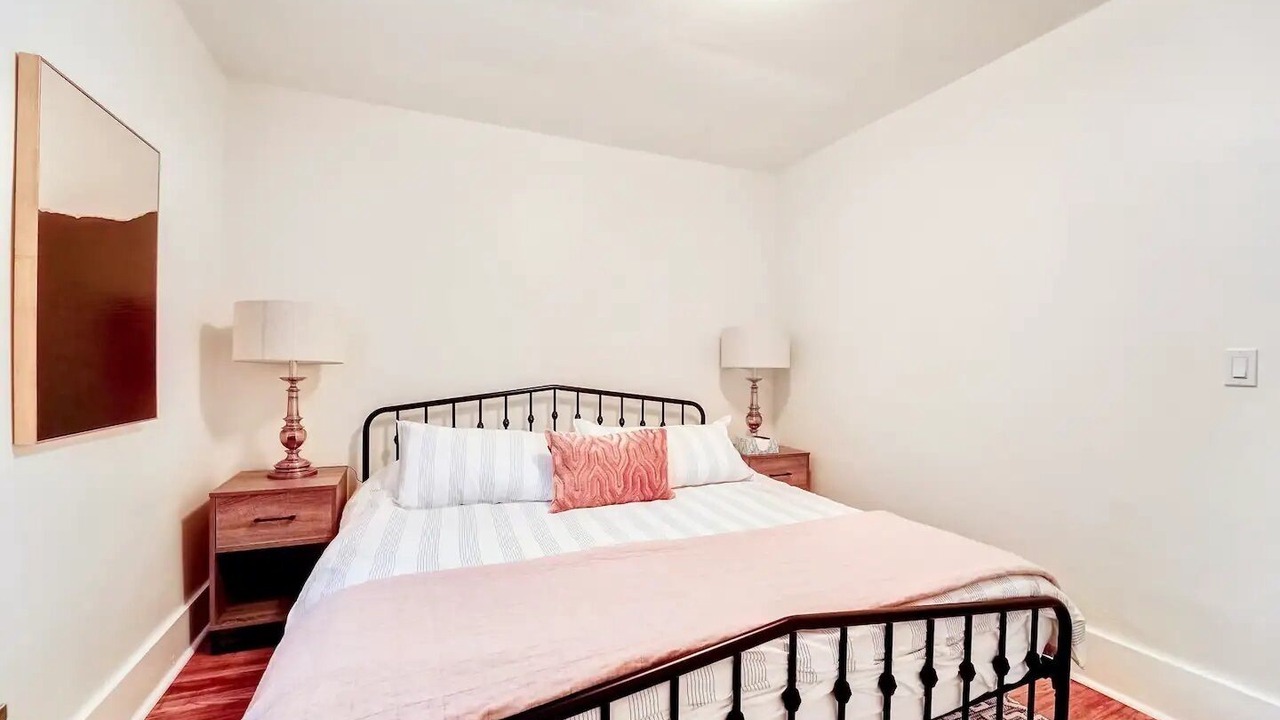 Photo of Bedroom in Front Park
