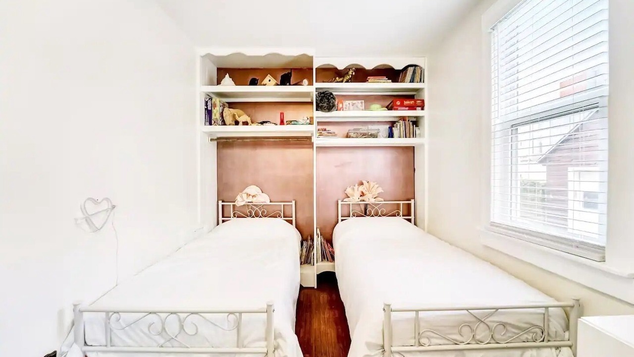 Photo of Bedroom in Front Park