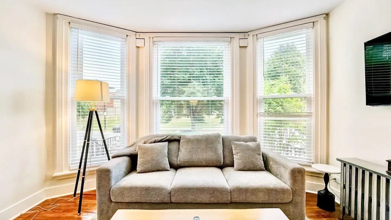 Photo of Livingroom in Front Park