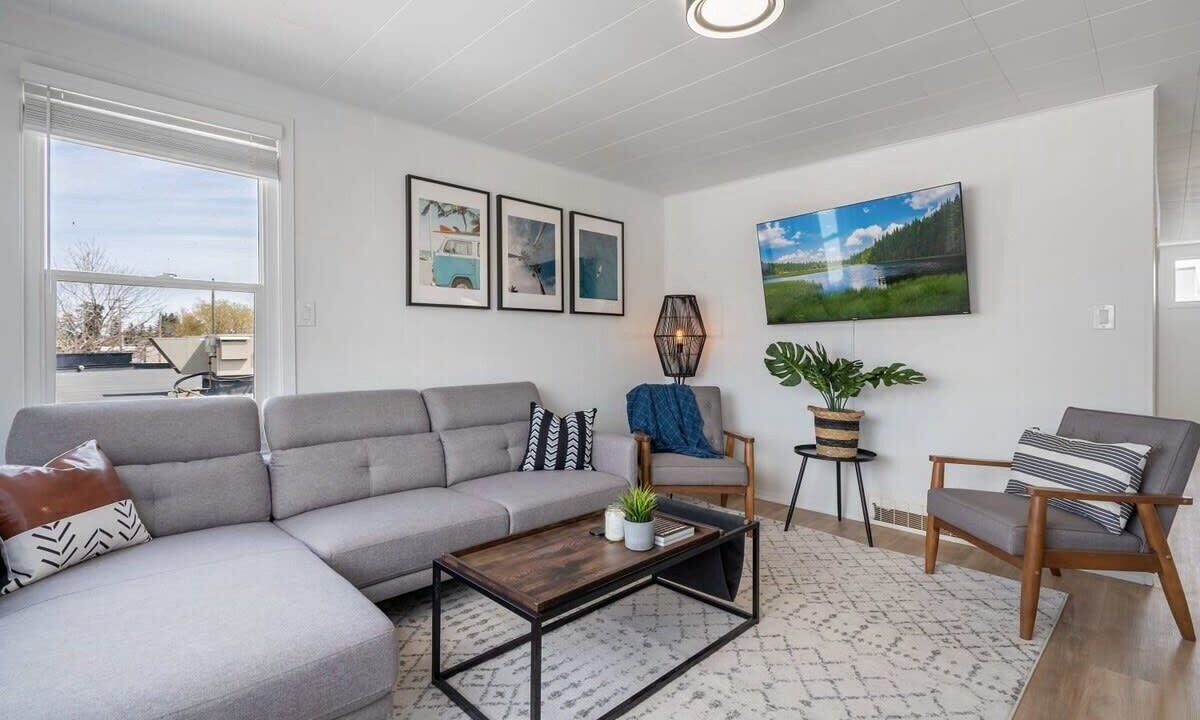 Photo of Livingroom in Sylvan Lake