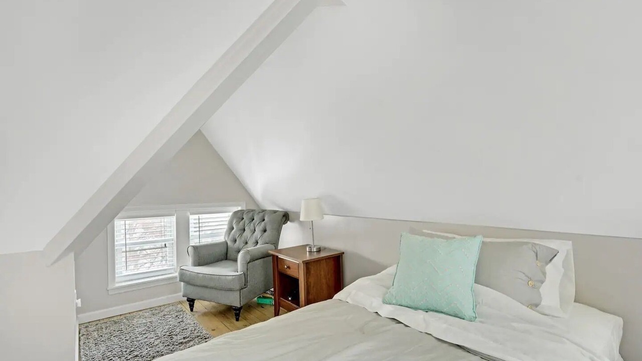 Photo of Bedroom in Front Park