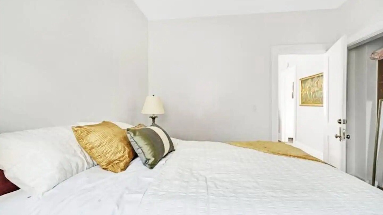 Photo of Bedroom in Front Park