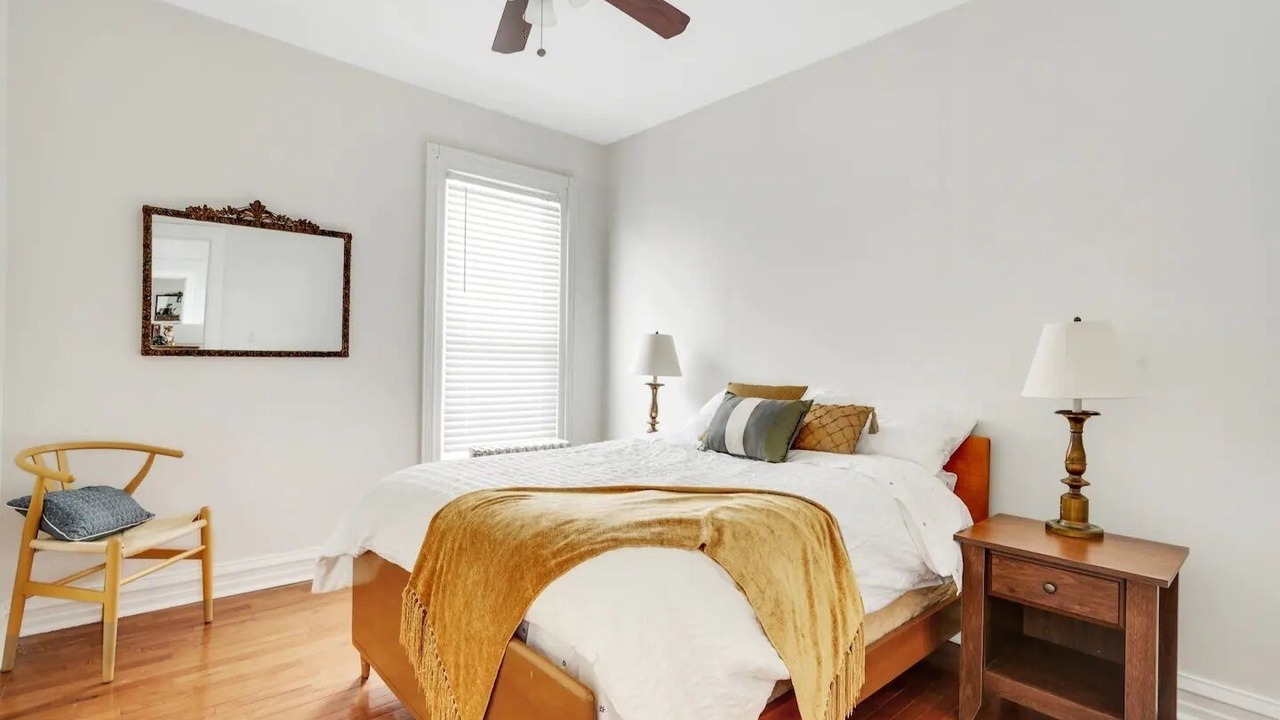 Photo of Bedroom in Front Park
