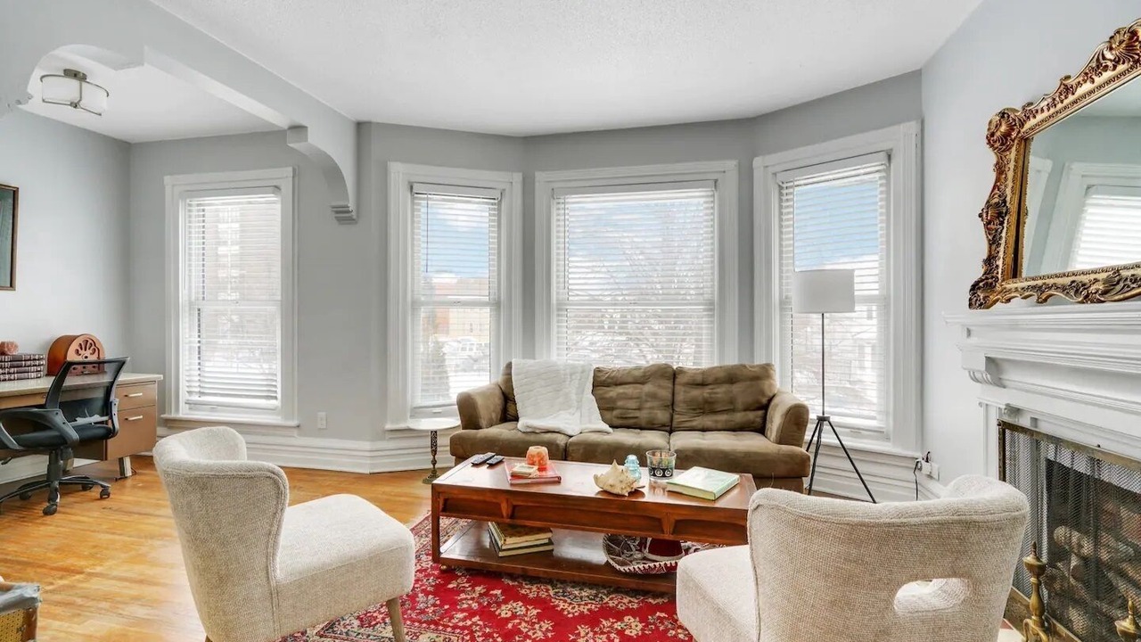 Photo of Livingroom in Front Park