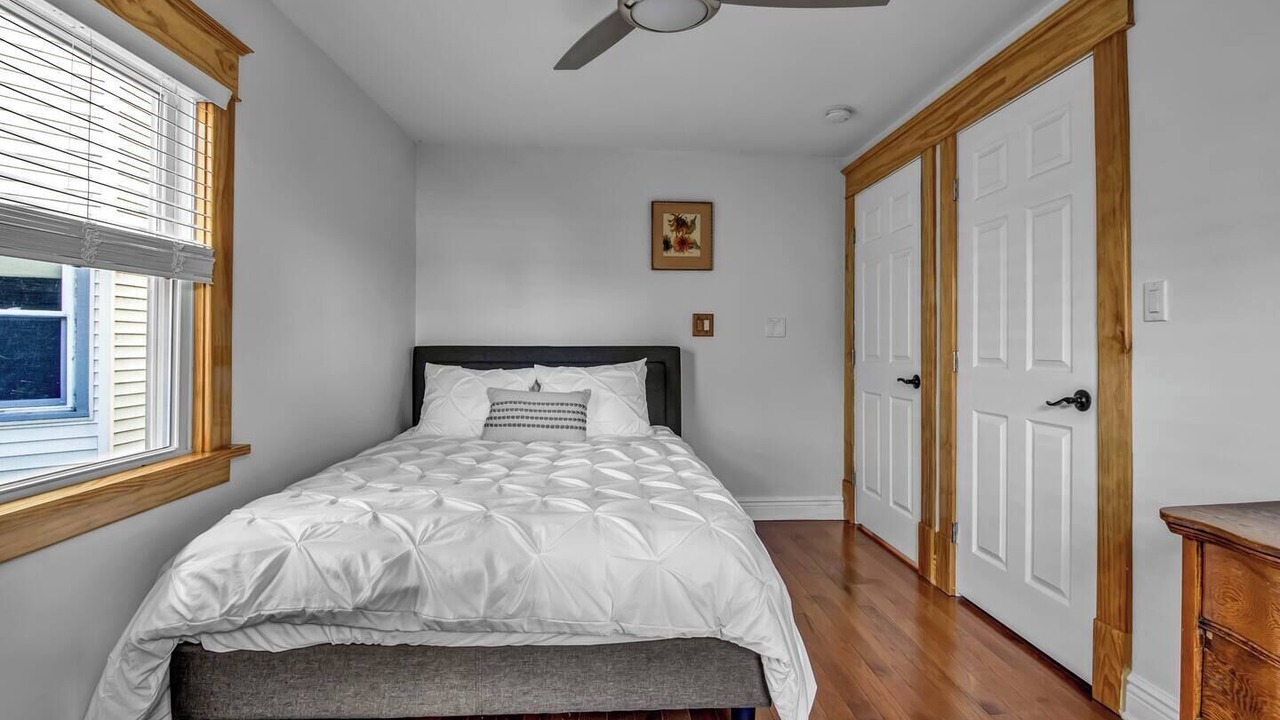 Photo of Bedroom in Front Park