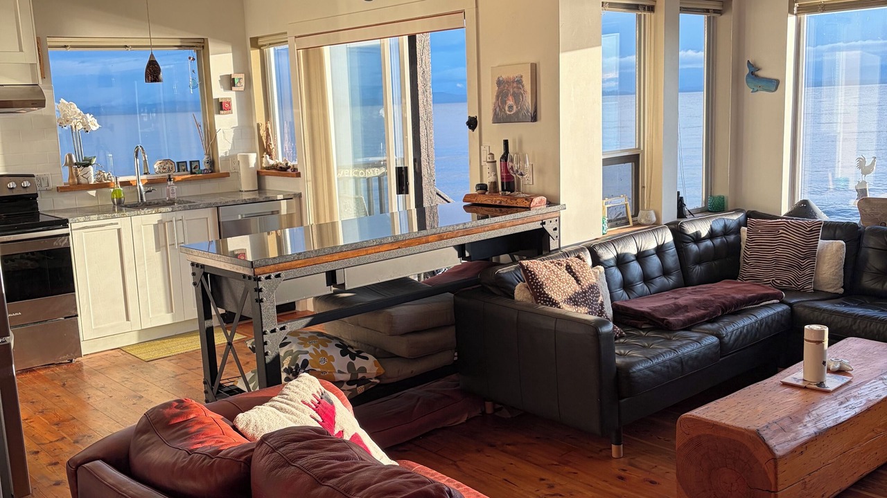 Photo of Livingroom in Campbell River