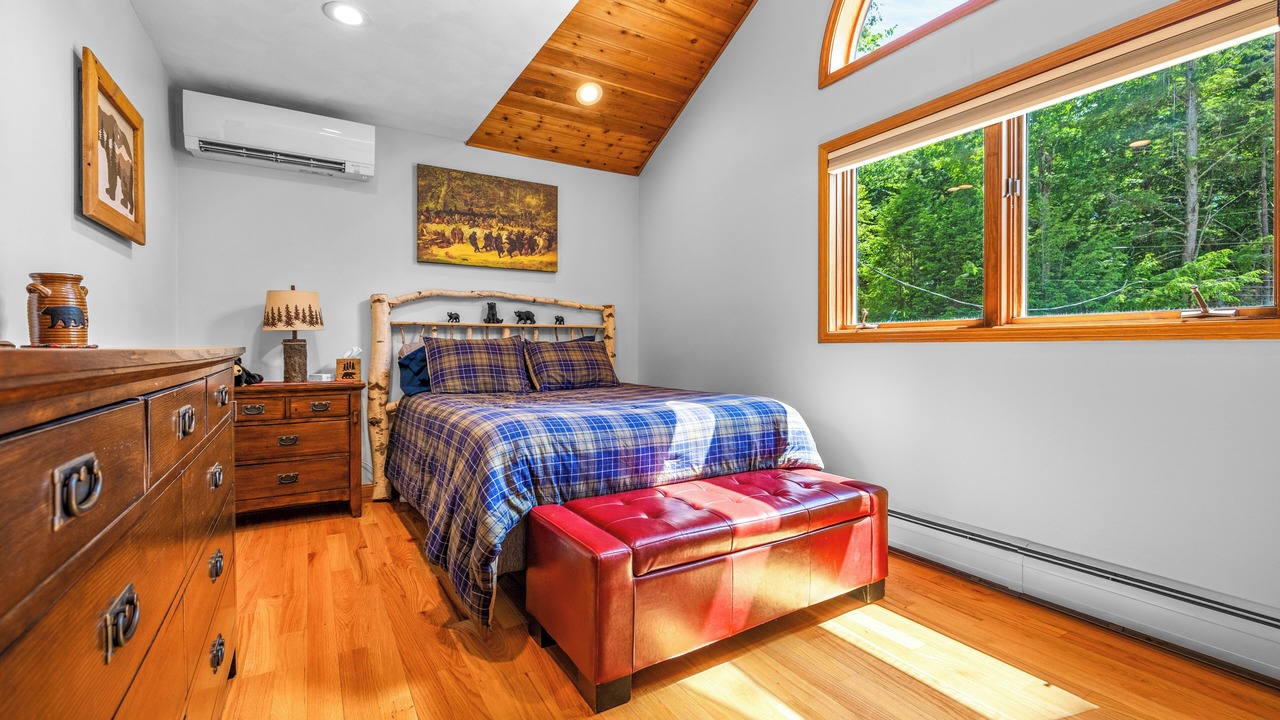 Photo of Bedroom in Alder Creek