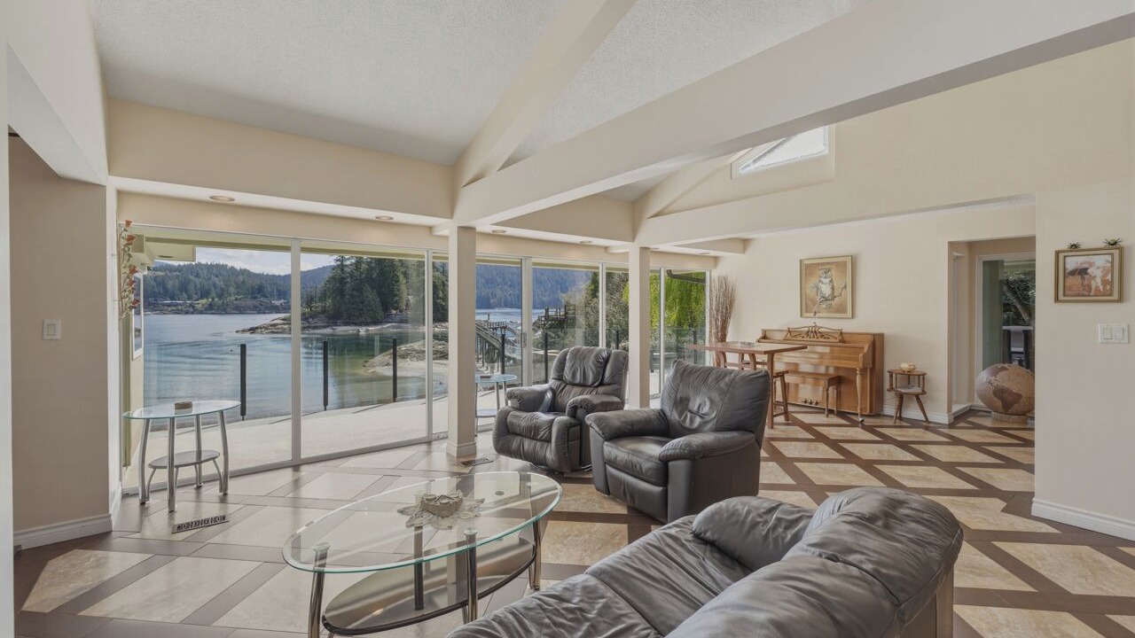 Photo of Livingroom in Deep Cove