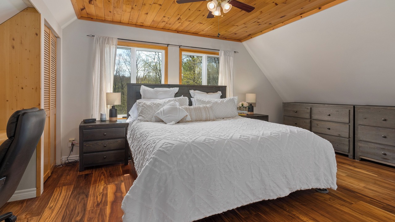 Photo of Bedroom in Lake of Bays