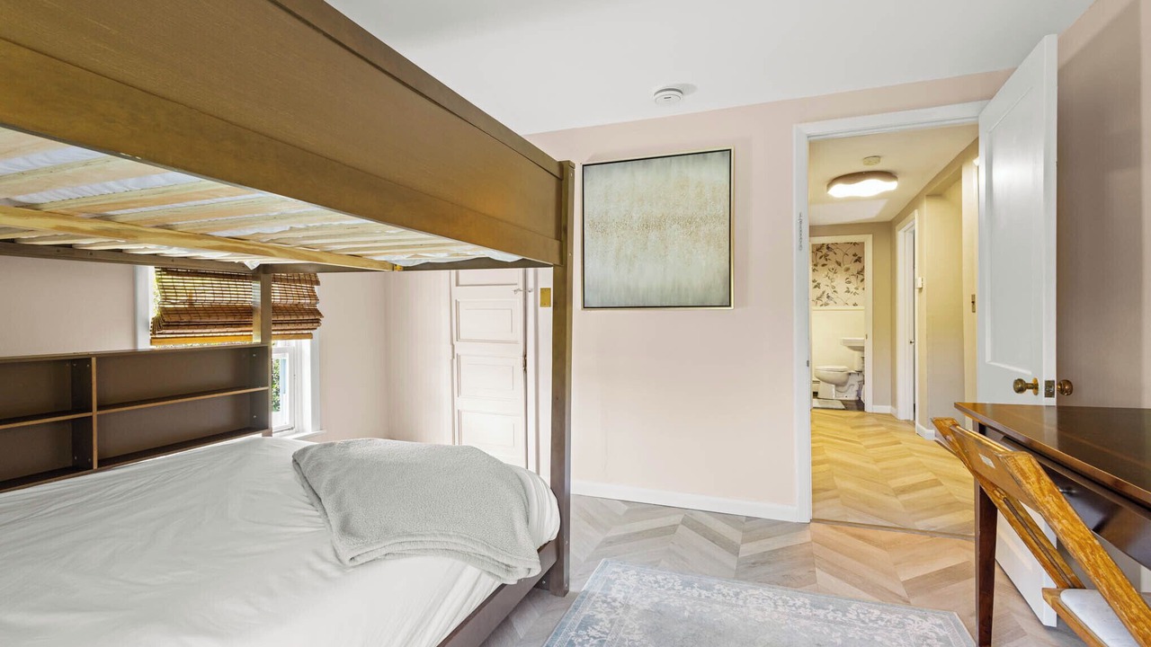 Photo of Bedroom in Town of Aurora