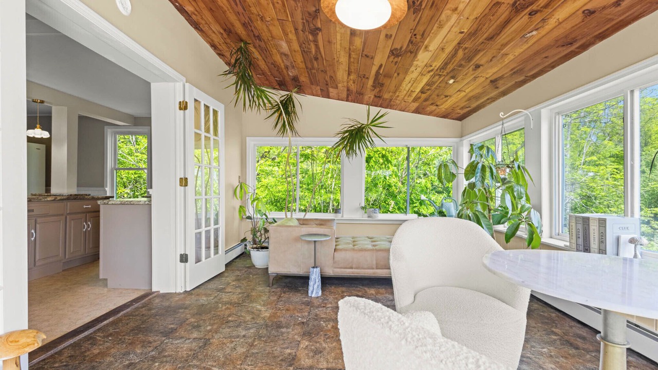 Photo of Livingroom in Town of Aurora