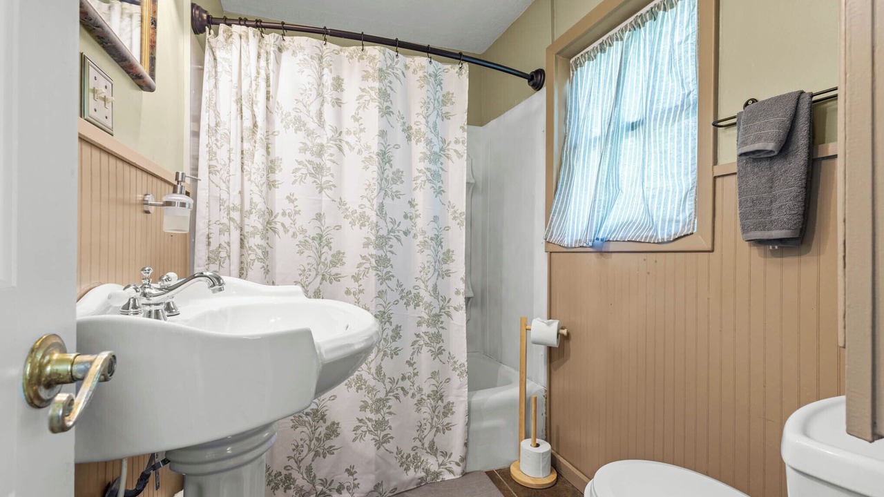Photo of Bathroom in Town of Aurora