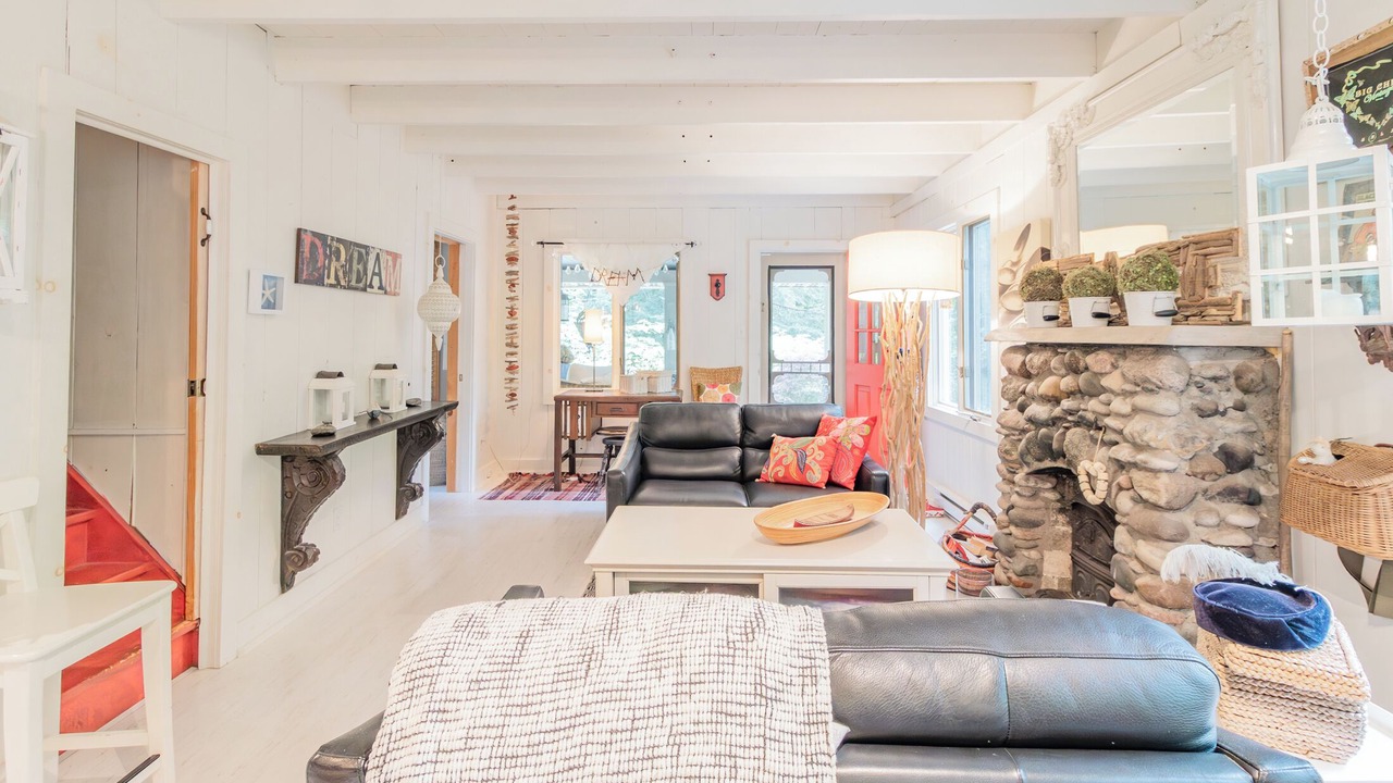 Photo of Livingroom in Grand Bend