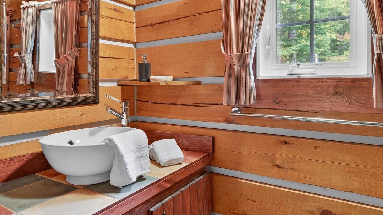 Photo of Bathroom in Saint-Alexis-des-Monts
