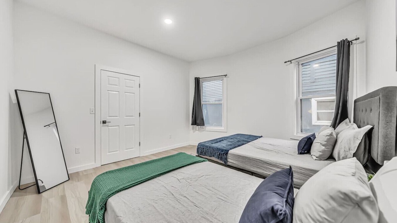 Photo of Bedroom in Front Park