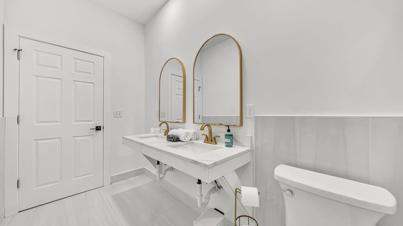 Photo of Bathroom in Front Park