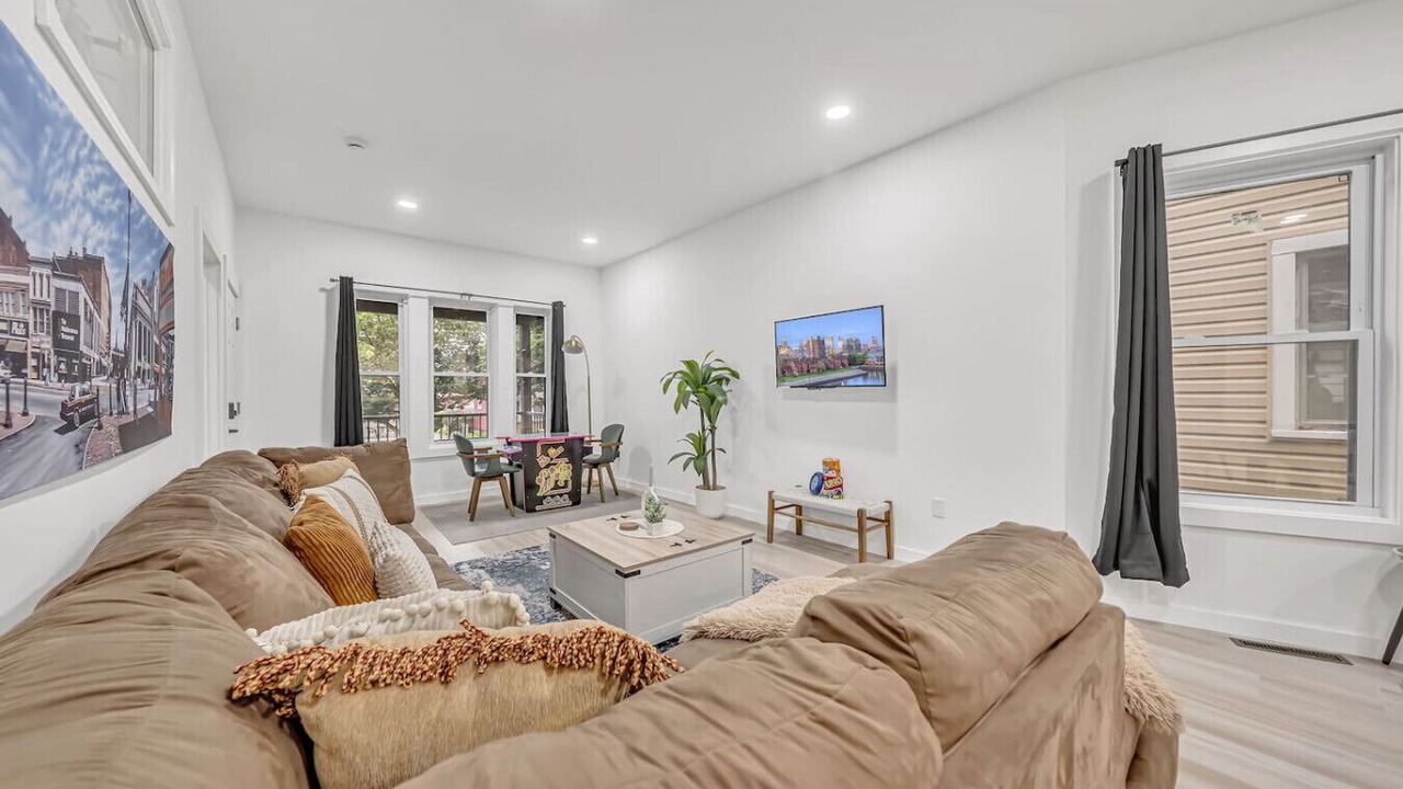 Photo of Livingroom in Front Park
