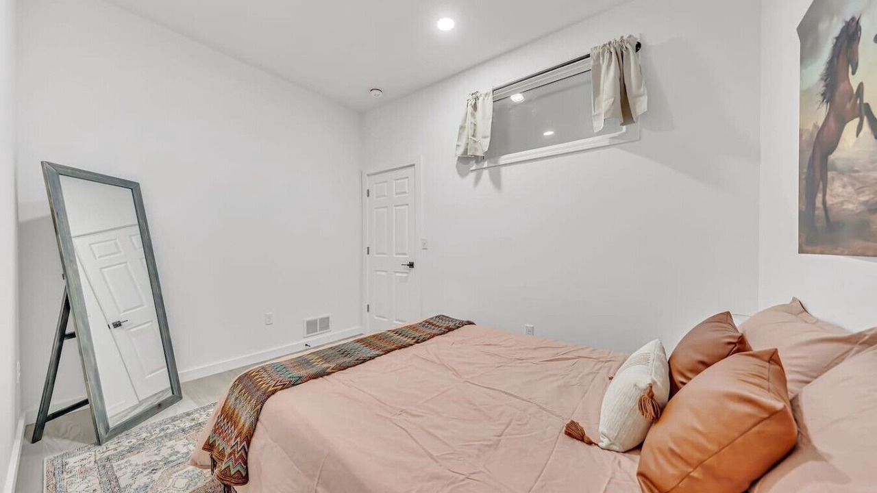 Photo of Bedroom in Front Park
