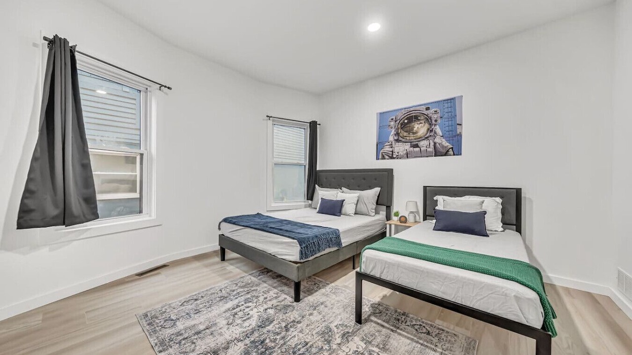 Photo of Bedroom in Front Park