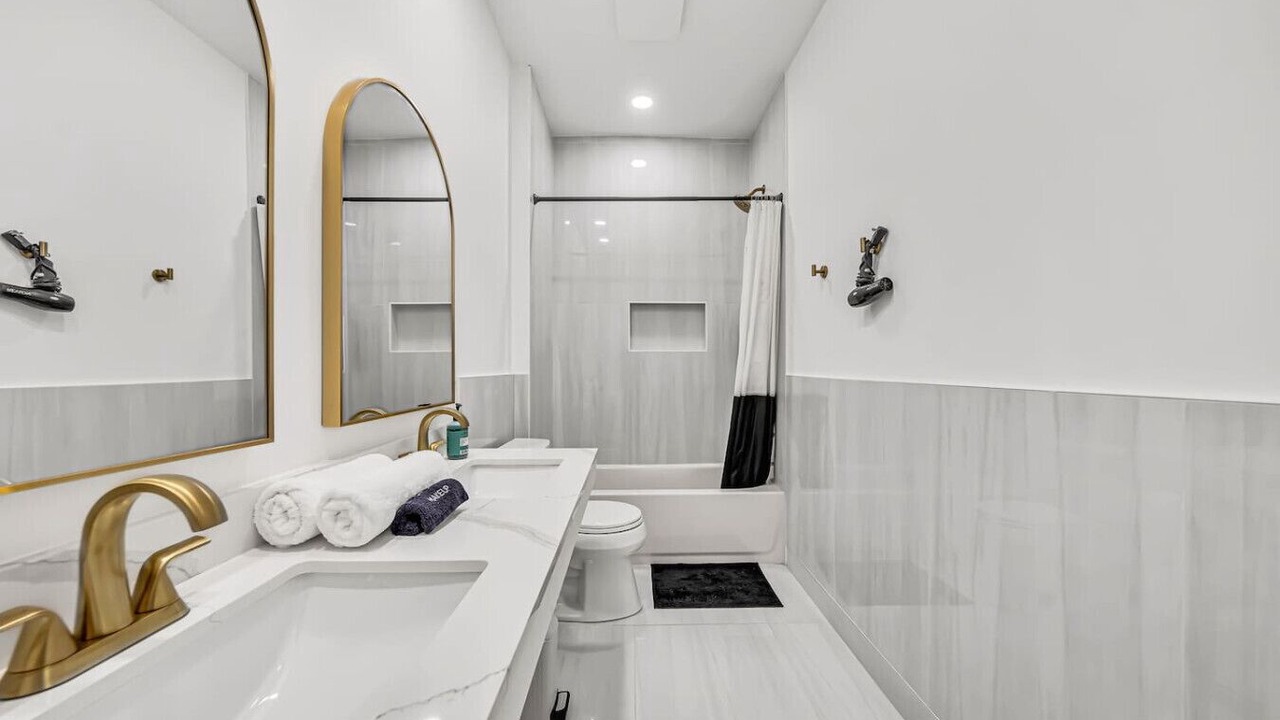Photo of Bathroom in Front Park