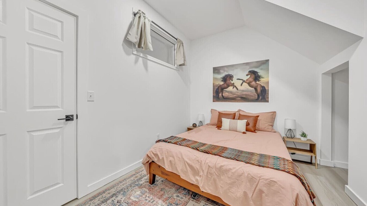Photo of Bedroom in Front Park