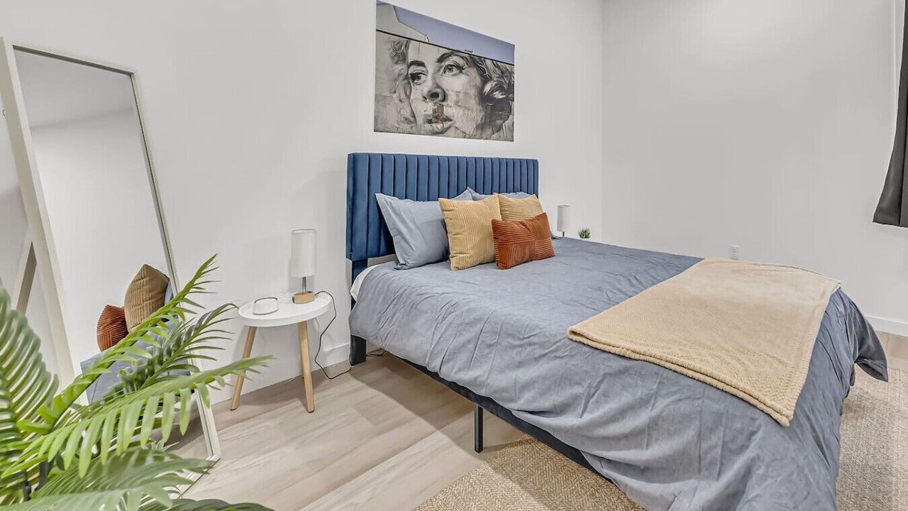 Photo of Bedroom in Front Park