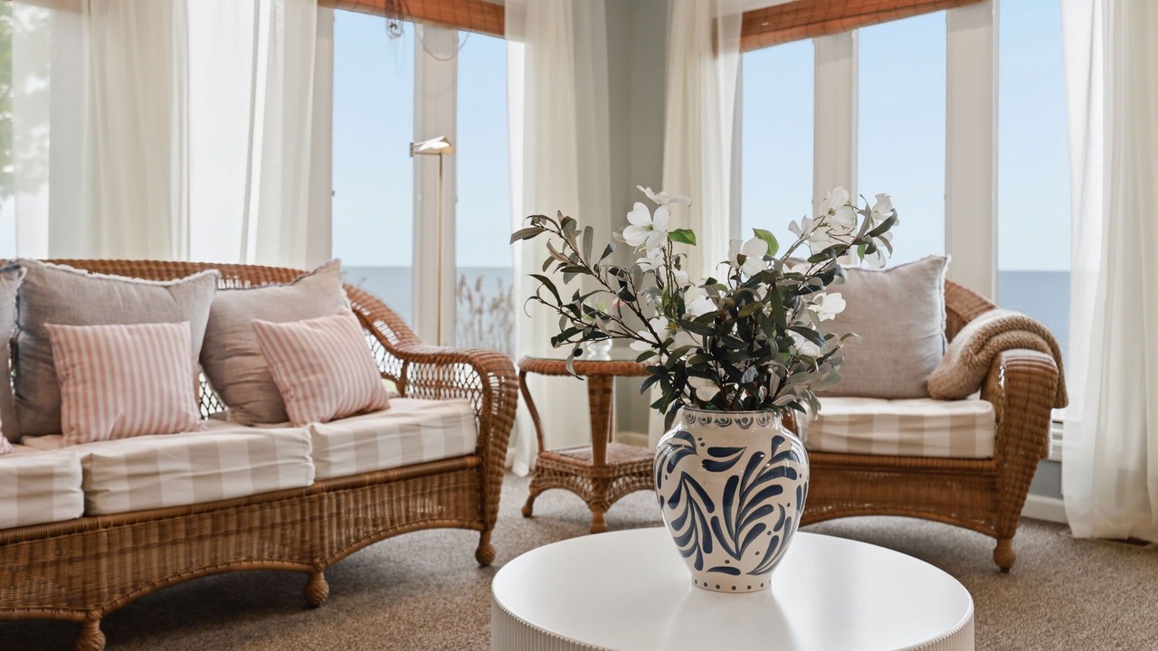 Photo of Livingroom in Madison-on-the-Lake