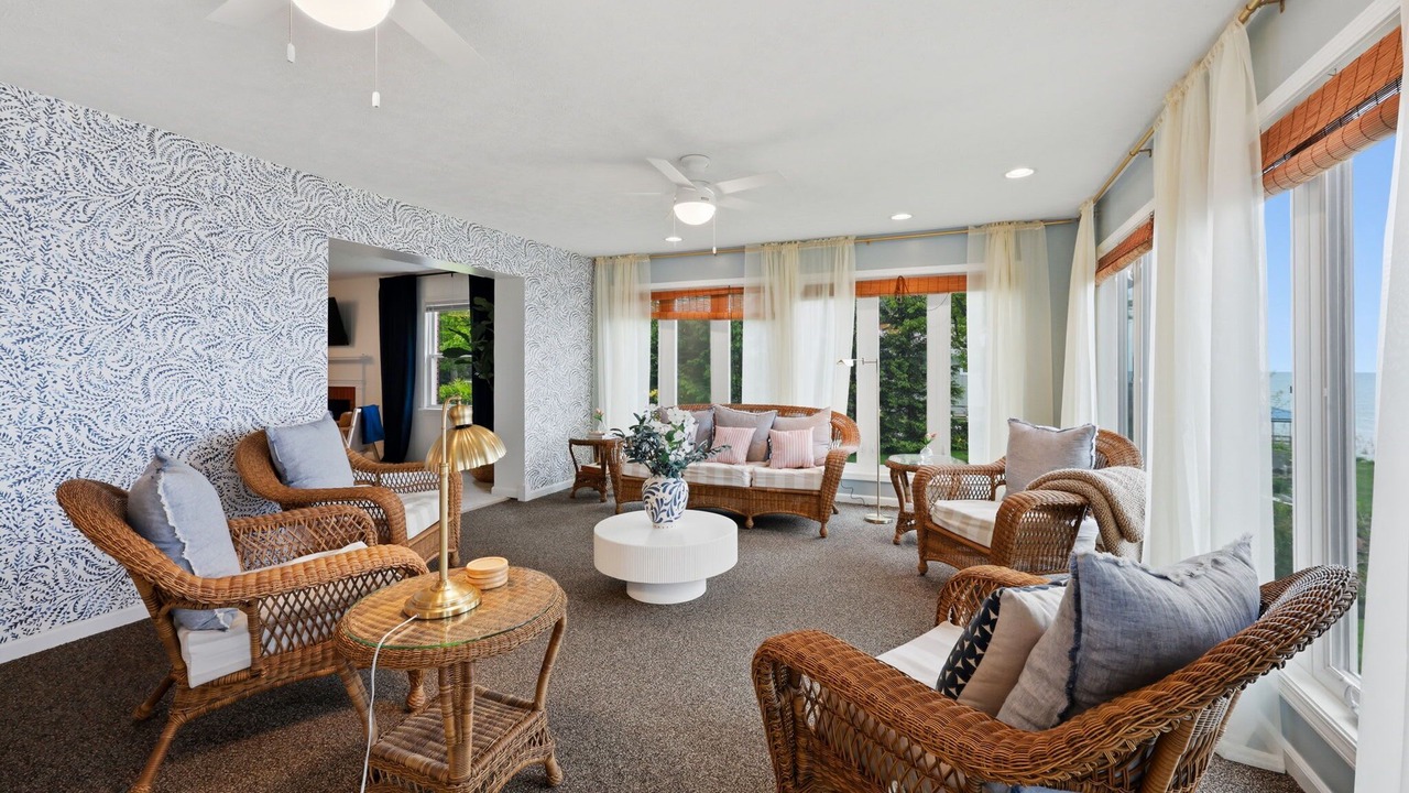 Photo of Livingroom in Madison-on-the-Lake