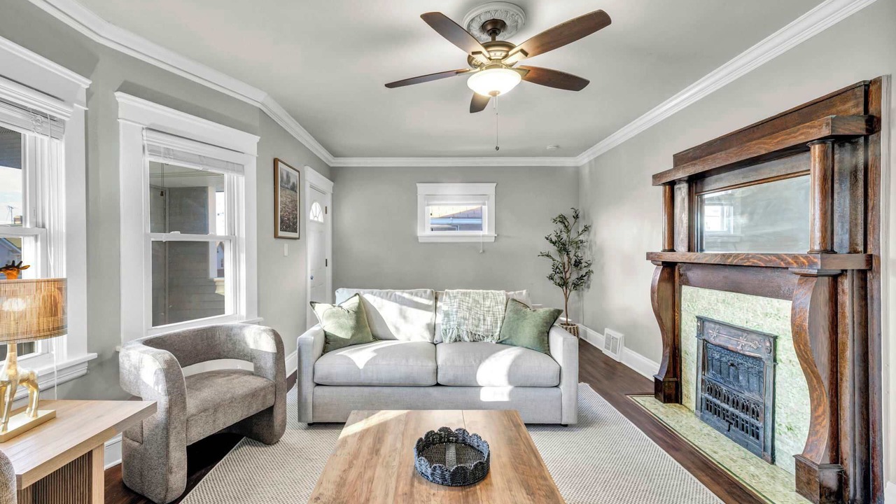Photo of Livingroom in Detroit - Shoreway