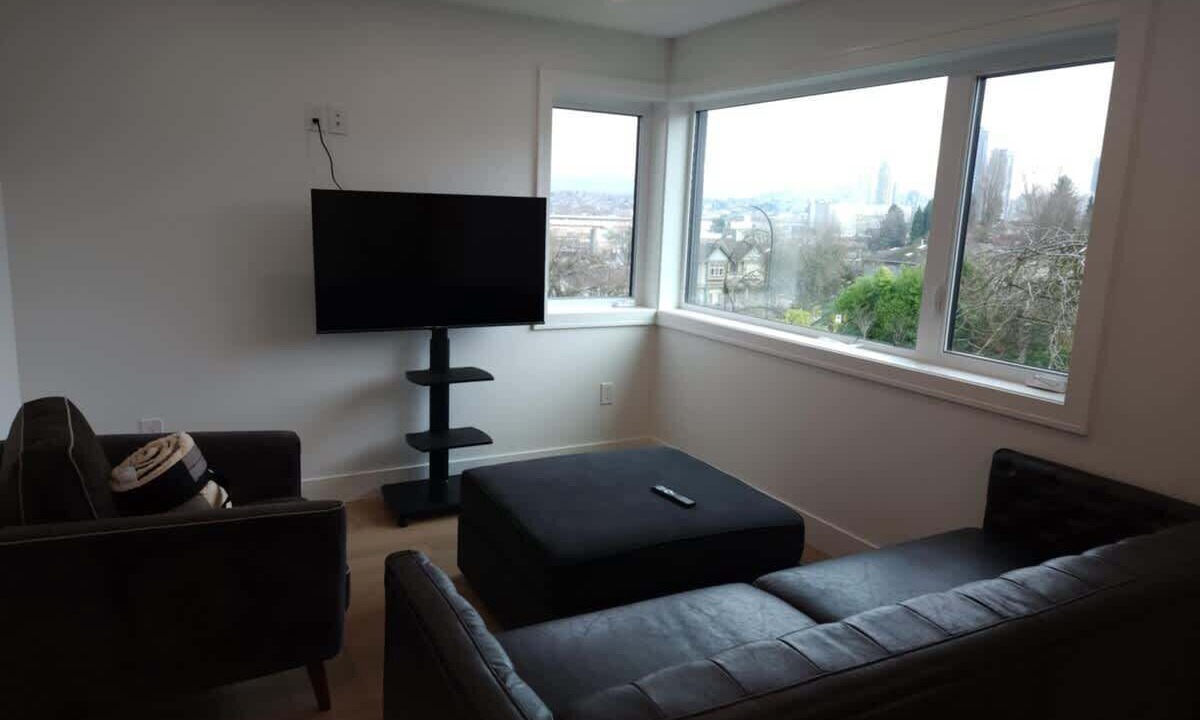Photo of Livingroom in Renfrew-Collingwood