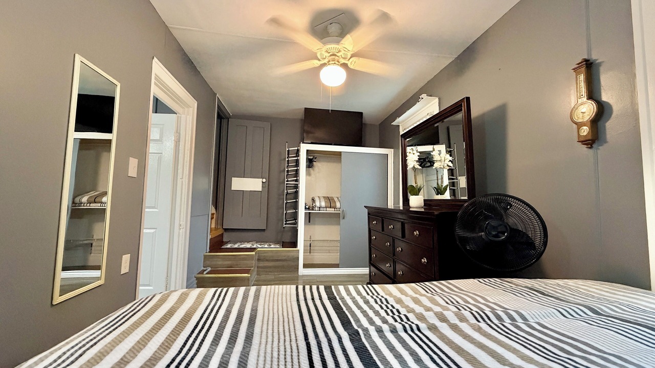Photo of Bedroom in Front Park
