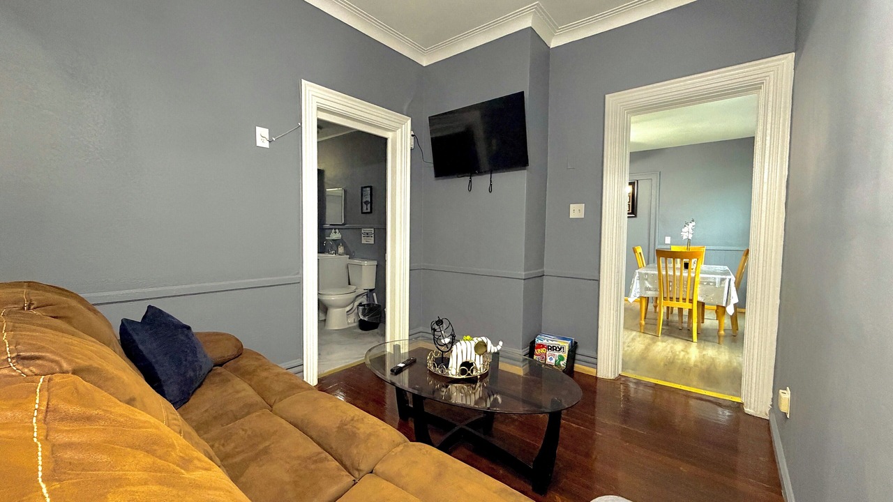 Photo of Livingroom in Front Park