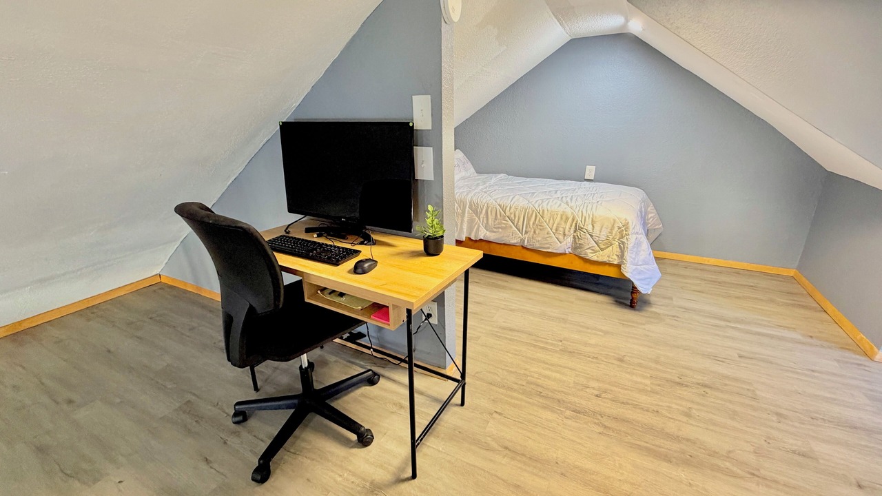Photo of Bedroom in Front Park