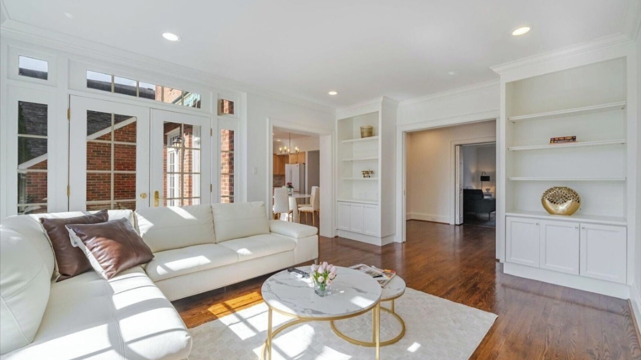 Photo of Livingroom in Lawrence Park