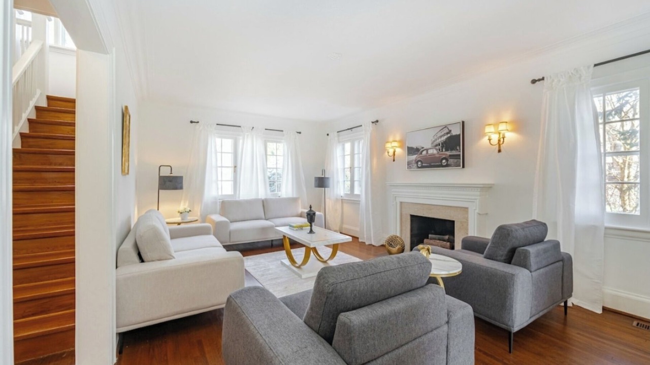 Photo of Livingroom in Lawrence Park