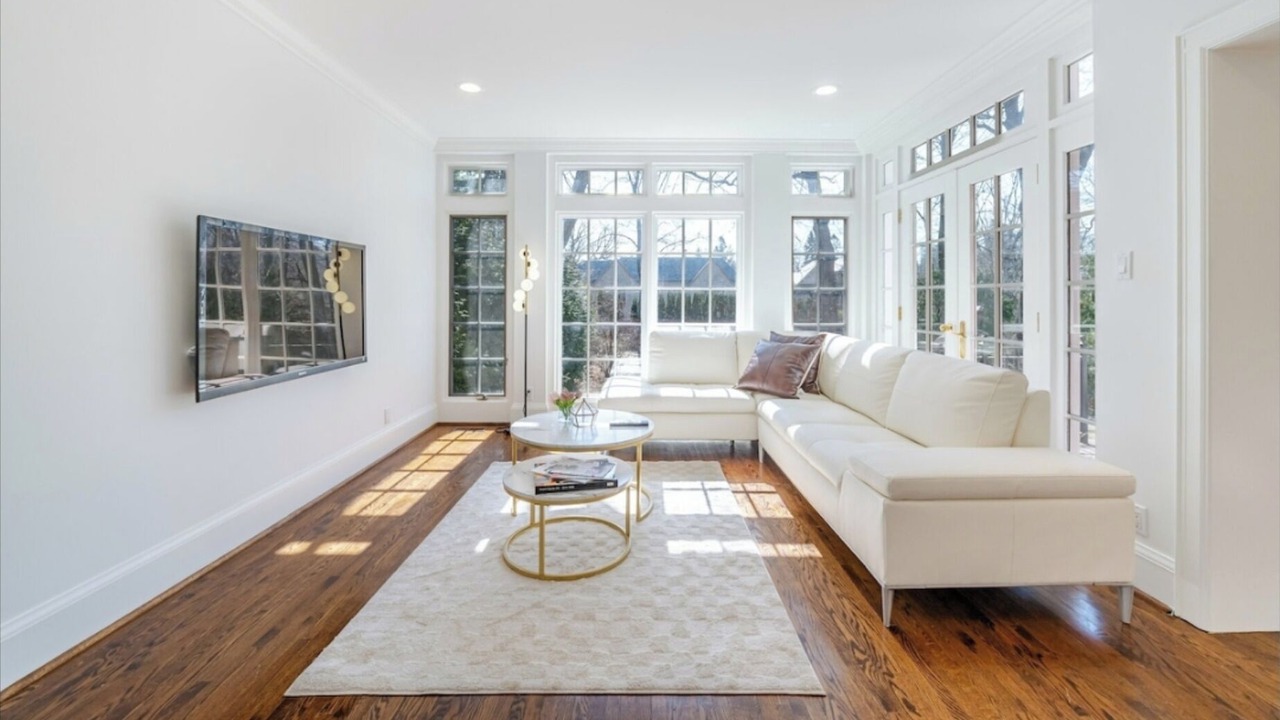 Photo of Livingroom in Lawrence Park