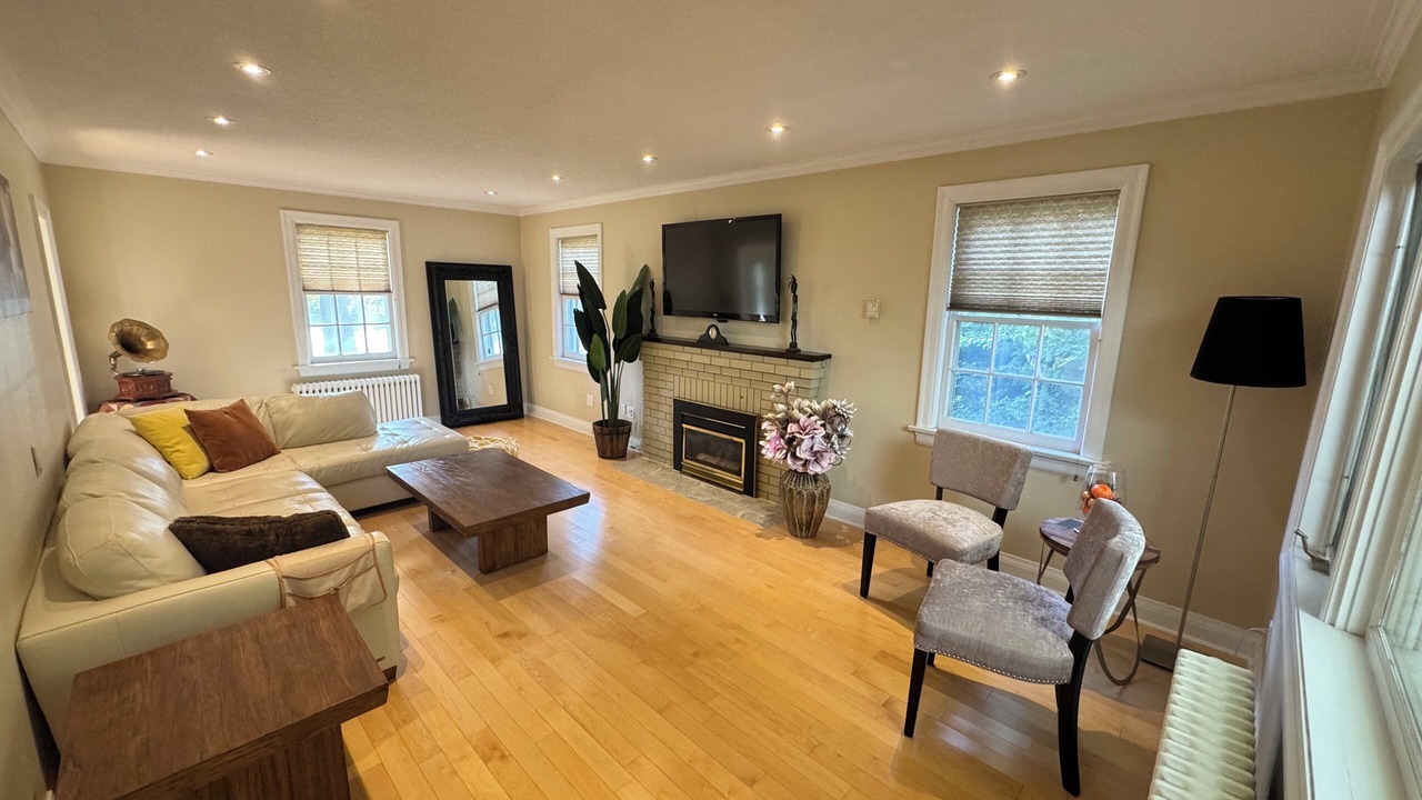 Photo of Livingroom in Newtonbrook